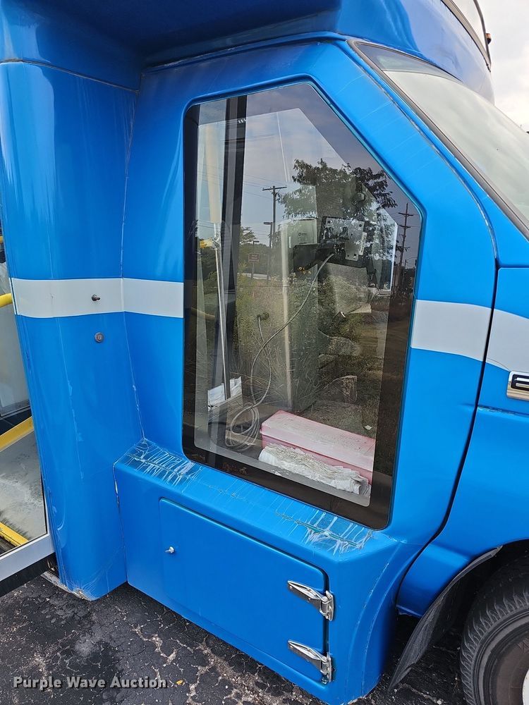 image for item DN8744 2015 Ford E450 Super Duty  shuttle bus