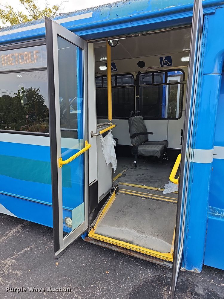 image for item DN8744 2015 Ford E450 Super Duty  shuttle bus