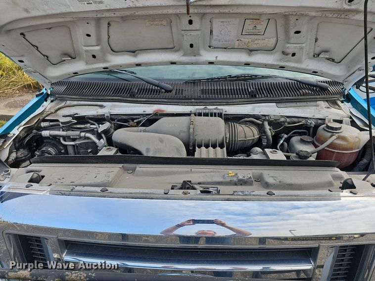 image for item DN8744 2015 Ford E450 Super Duty  shuttle bus