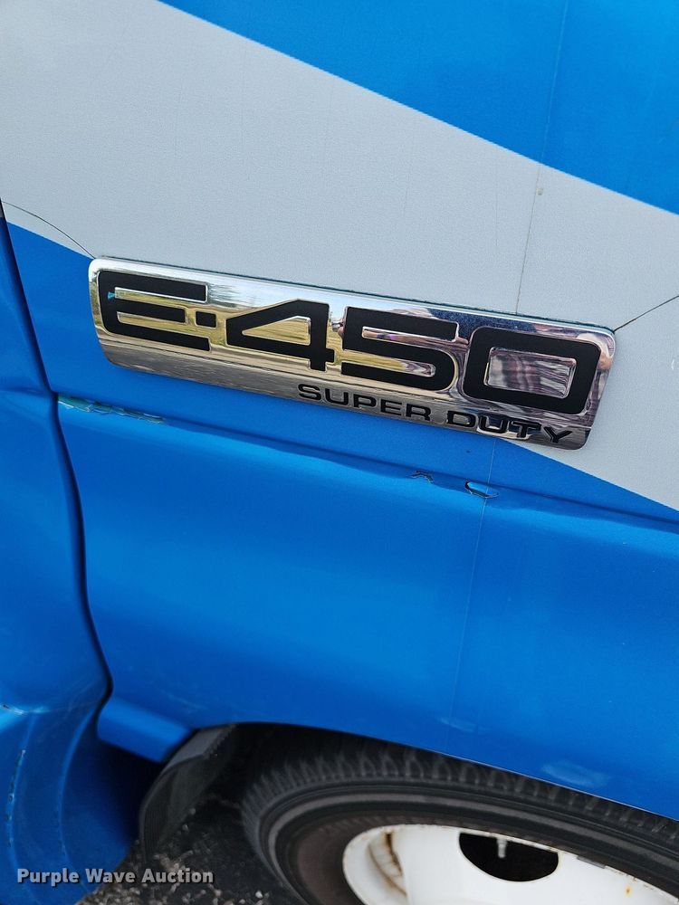 image for item DN8744 2015 Ford E450 Super Duty  shuttle bus