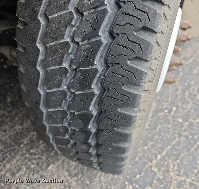 image for item DN8744 2015 Ford E450 Super Duty  shuttle bus