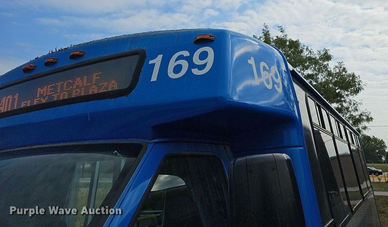 image for item DN8744 2015 Ford E450 Super Duty  shuttle bus