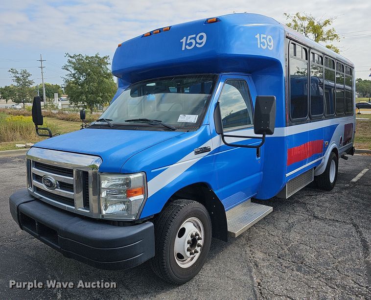 image for item DN8745 2013 Ford E450 Super Duty  shuttle bus