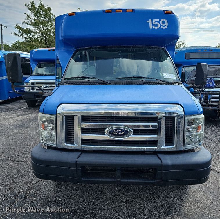 image for item DN8745 2013 Ford E450 Super Duty  shuttle bus