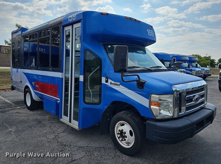 image for item DN8745 2013 Ford E450 Super Duty  shuttle bus