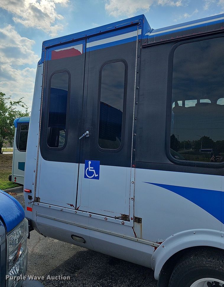 image for item DN8745 2013 Ford E450 Super Duty  shuttle bus