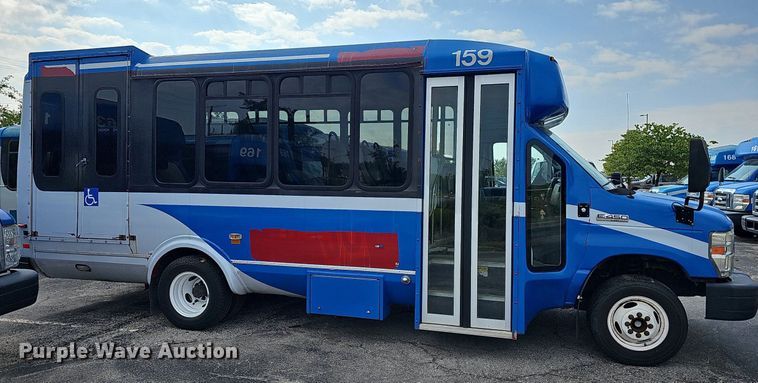 image for item DN8745 2013 Ford E450 Super Duty  shuttle bus