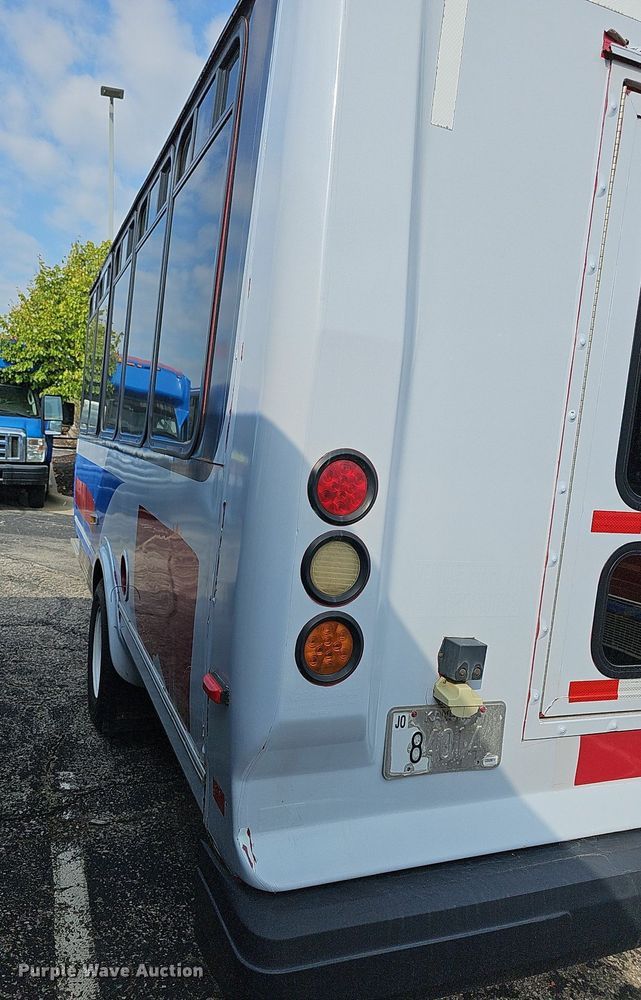 image for item DN8745 2013 Ford E450 Super Duty  shuttle bus