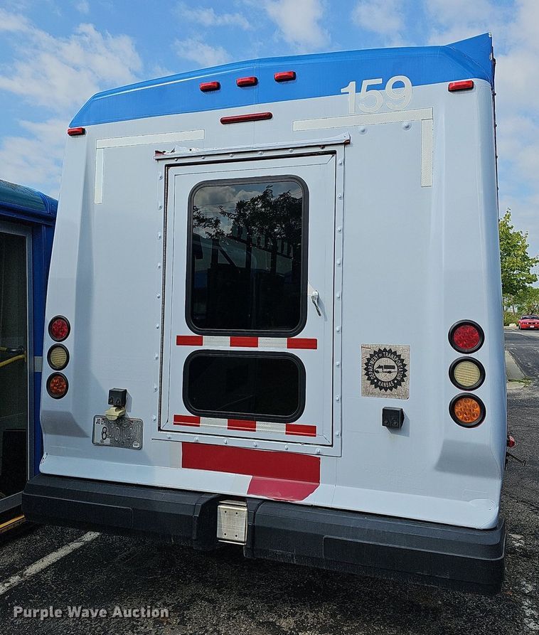 image for item DN8745 2013 Ford E450 Super Duty  shuttle bus