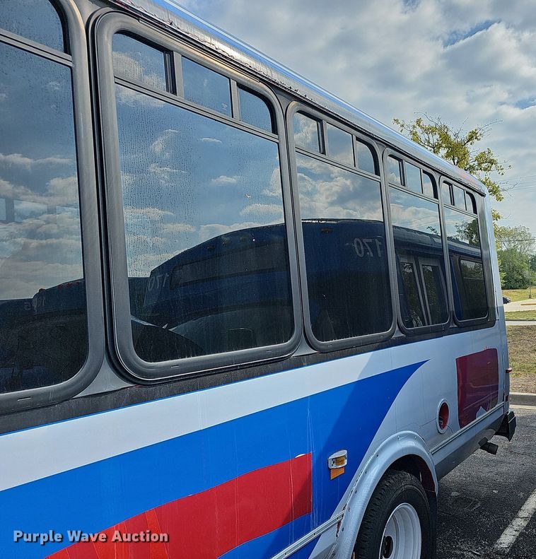 image for item DN8745 2013 Ford E450 Super Duty  shuttle bus