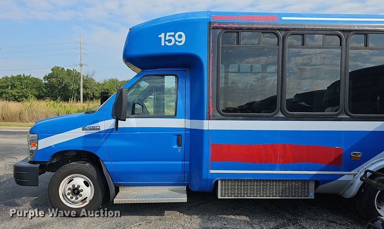 image for item DN8745 2013 Ford E450 Super Duty  shuttle bus