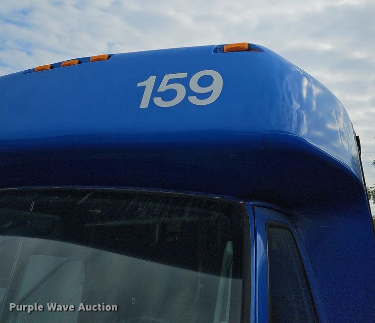 image for item DN8745 2013 Ford E450 Super Duty  shuttle bus