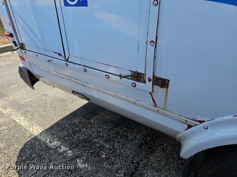 image for item DN8745 2013 Ford E450 Super Duty  shuttle bus