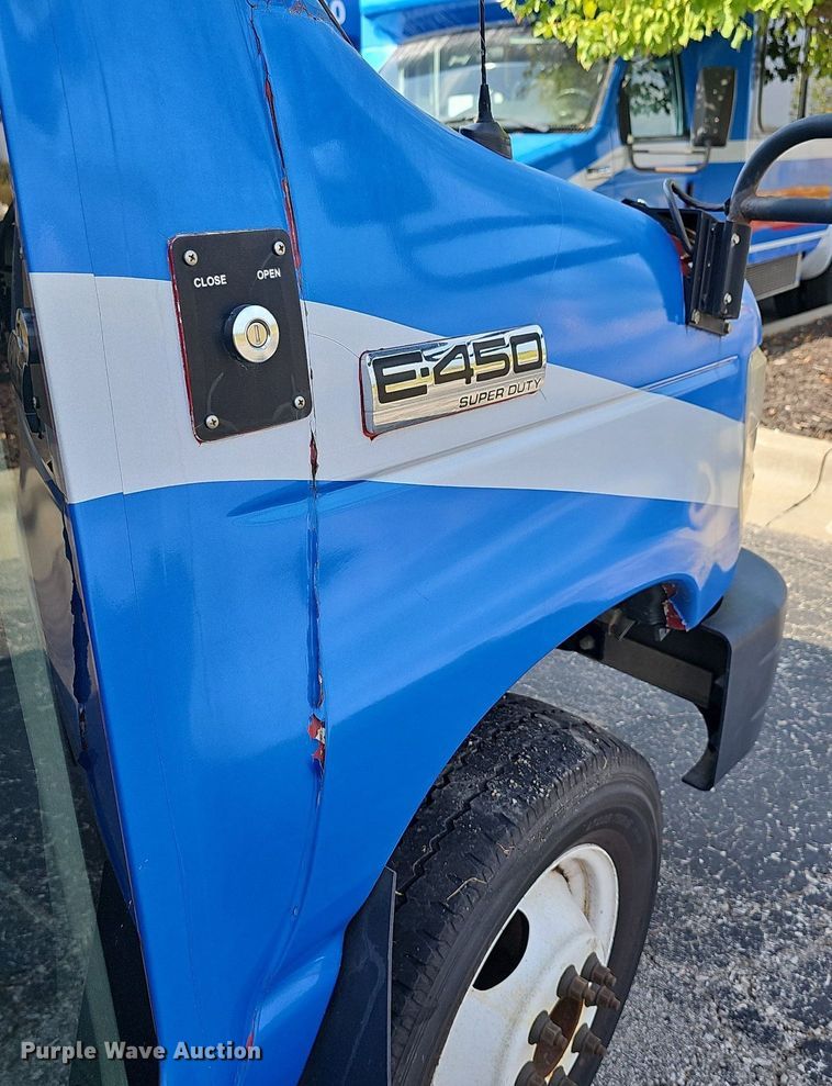 image for item DN8745 2013 Ford E450 Super Duty  shuttle bus