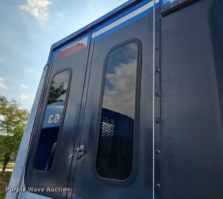 image for item DN8745 2013 Ford E450 Super Duty  shuttle bus