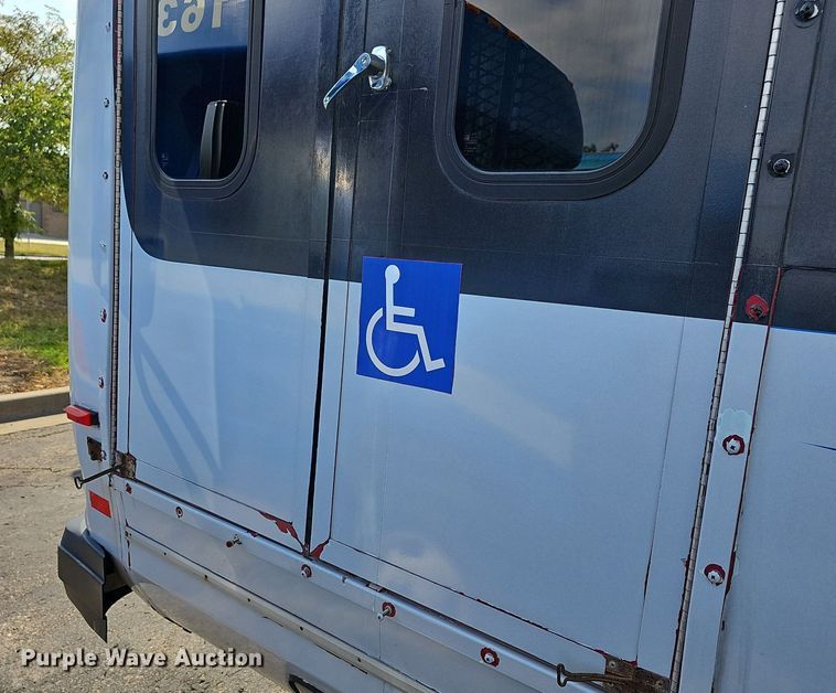 image for item DN8745 2013 Ford E450 Super Duty  shuttle bus