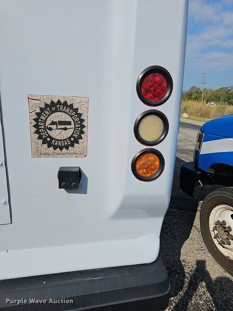 image for item DN8745 2013 Ford E450 Super Duty  shuttle bus