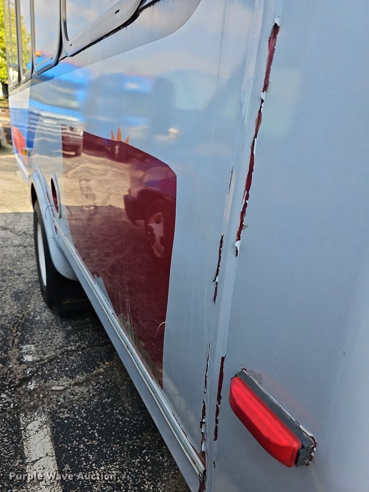 image for item DN8745 2013 Ford E450 Super Duty  shuttle bus