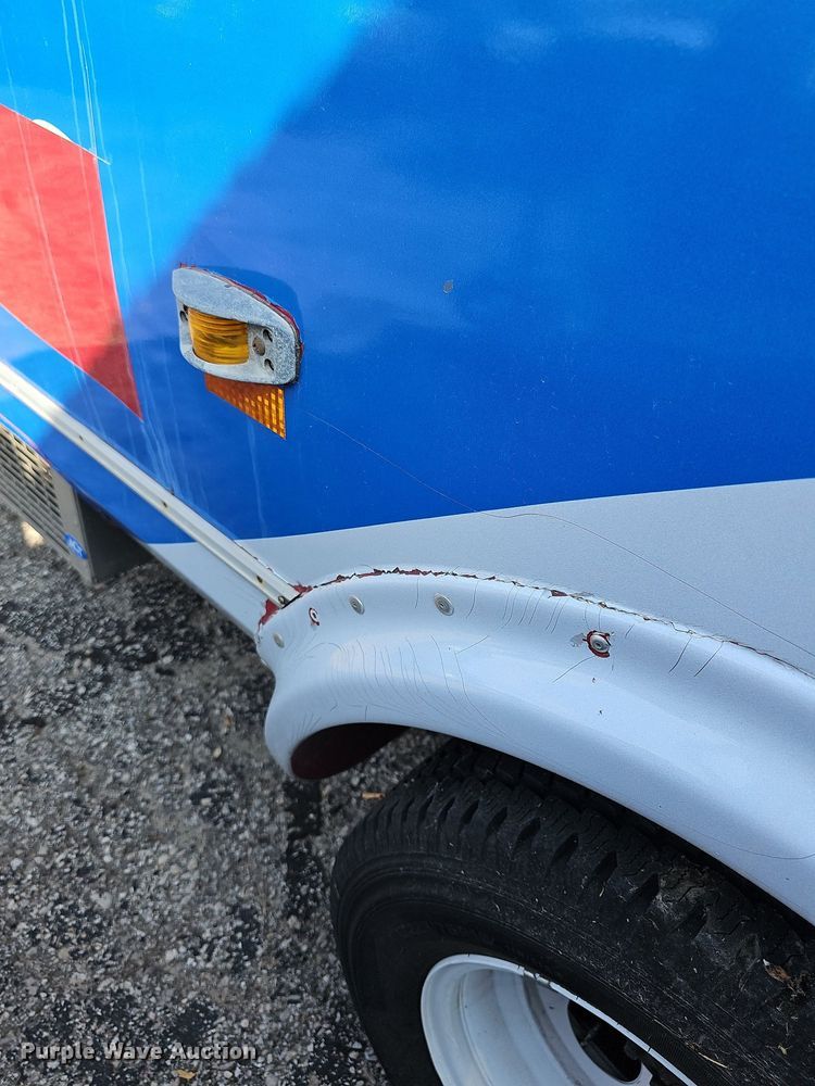 image for item DN8745 2013 Ford E450 Super Duty  shuttle bus