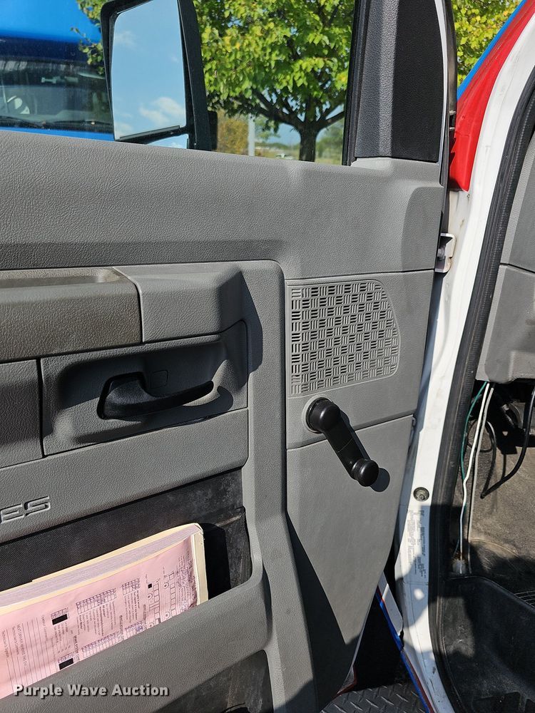 image for item DN8745 2013 Ford E450 Super Duty  shuttle bus