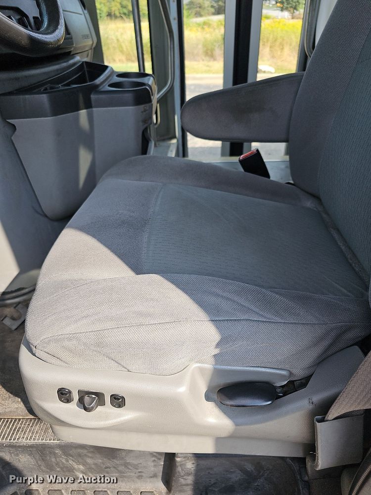 image for item DN8745 2013 Ford E450 Super Duty  shuttle bus