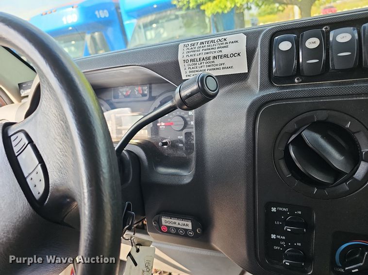 image for item DN8745 2013 Ford E450 Super Duty  shuttle bus