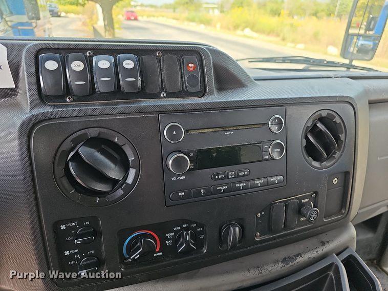 image for item DN8745 2013 Ford E450 Super Duty  shuttle bus