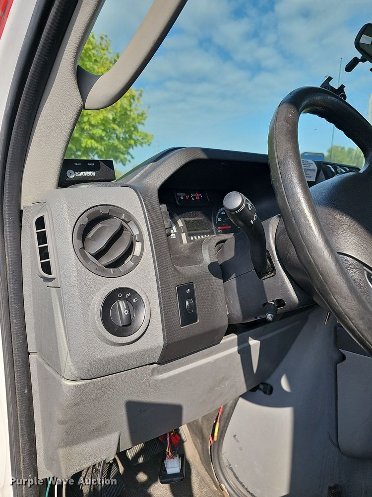 image for item DN8745 2013 Ford E450 Super Duty  shuttle bus