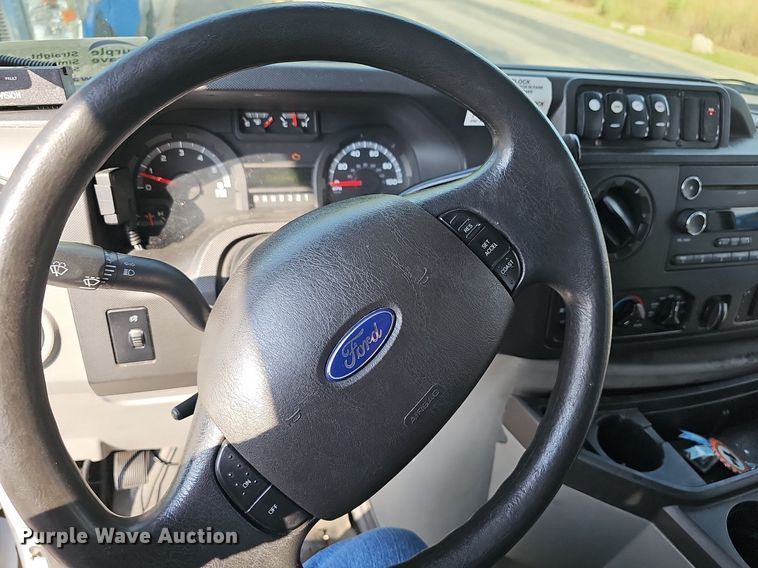 image for item DN8745 2013 Ford E450 Super Duty  shuttle bus