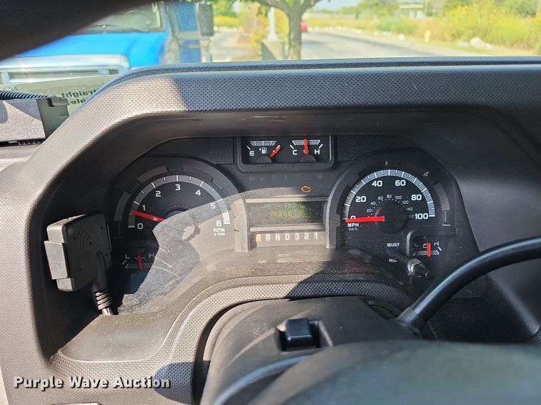 image for item DN8745 2013 Ford E450 Super Duty  shuttle bus