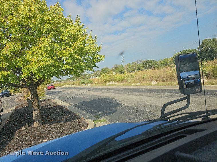 image for item DN8745 2013 Ford E450 Super Duty  shuttle bus