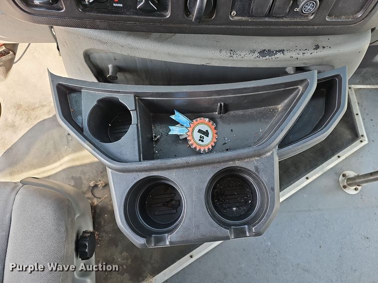 image for item DN8745 2013 Ford E450 Super Duty  shuttle bus