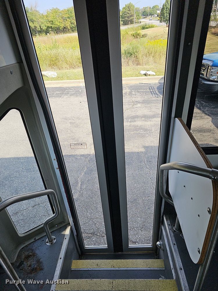 image for item DN8745 2013 Ford E450 Super Duty  shuttle bus