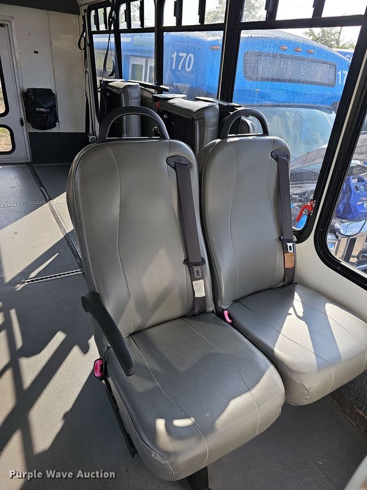 image for item DN8745 2013 Ford E450 Super Duty  shuttle bus