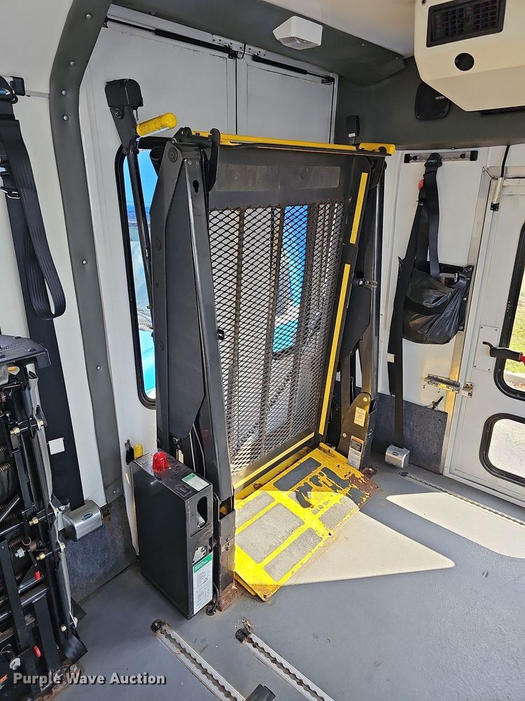 image for item DN8745 2013 Ford E450 Super Duty  shuttle bus