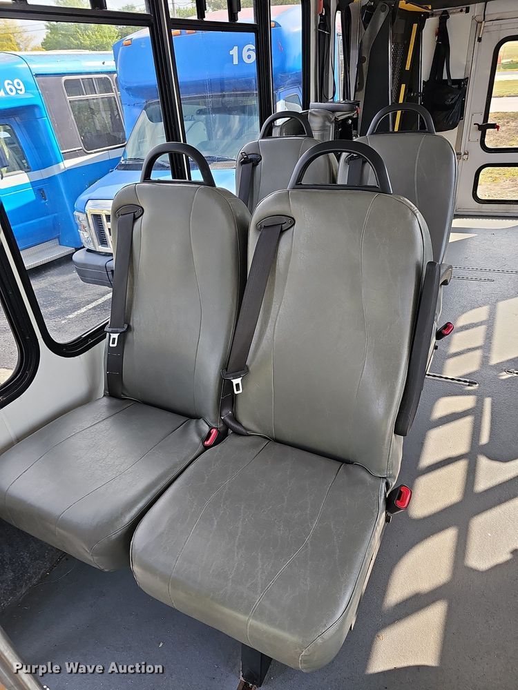 image for item DN8745 2013 Ford E450 Super Duty  shuttle bus