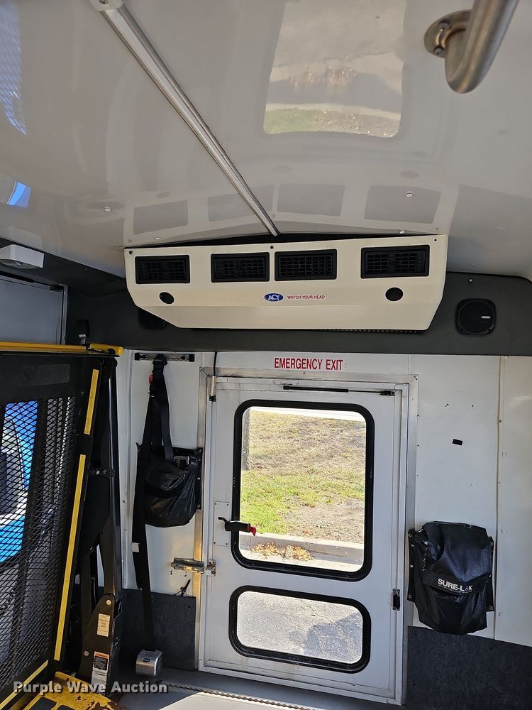 image for item DN8745 2013 Ford E450 Super Duty  shuttle bus