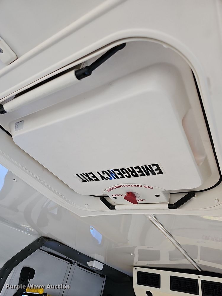 image for item DN8745 2013 Ford E450 Super Duty  shuttle bus