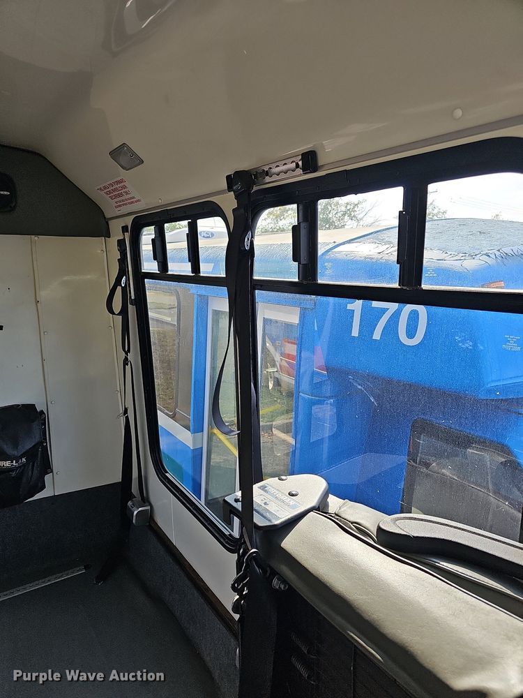 image for item DN8745 2013 Ford E450 Super Duty  shuttle bus