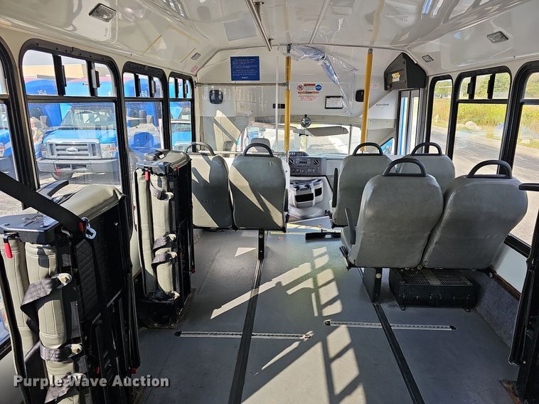 image for item DN8745 2013 Ford E450 Super Duty  shuttle bus