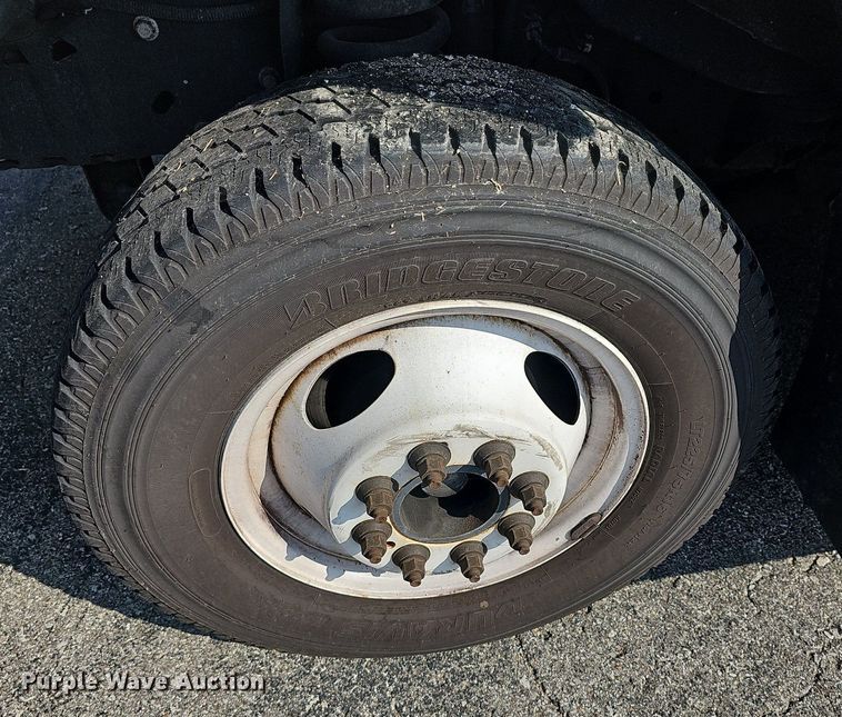 image for item DN8745 2013 Ford E450 Super Duty  shuttle bus