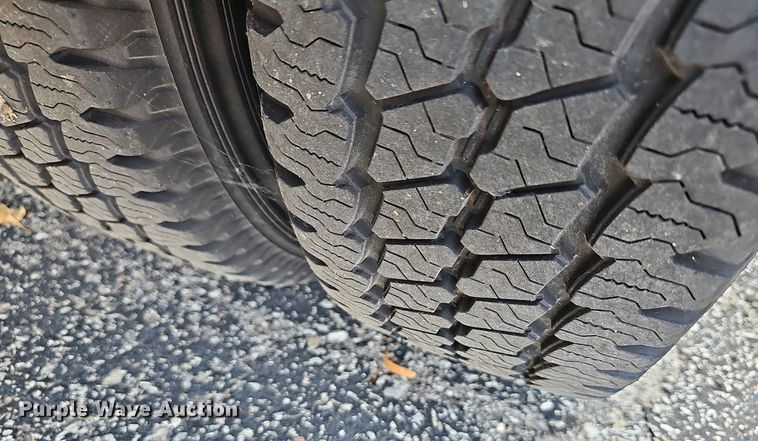 image for item DN8745 2013 Ford E450 Super Duty  shuttle bus