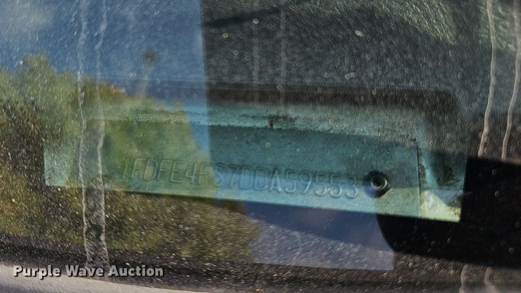 image for item DN8745 2013 Ford E450 Super Duty  shuttle bus