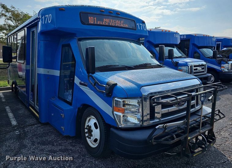 image for item DN8746 2015 Ford Champion E450 Super Duty  shuttle bus