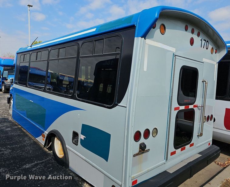 image for item DN8746 2015 Ford Champion E450 Super Duty  shuttle bus