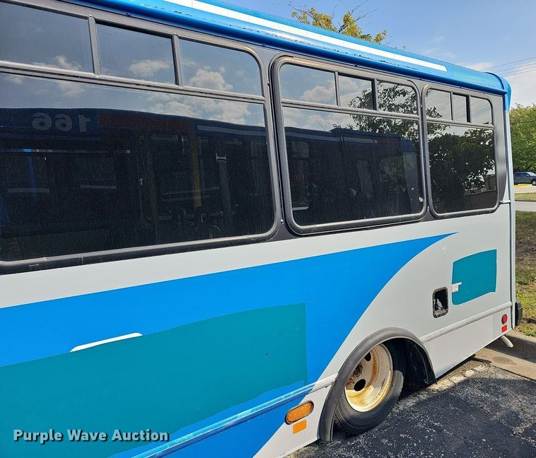 image for item DN8746 2015 Ford Champion E450 Super Duty  shuttle bus