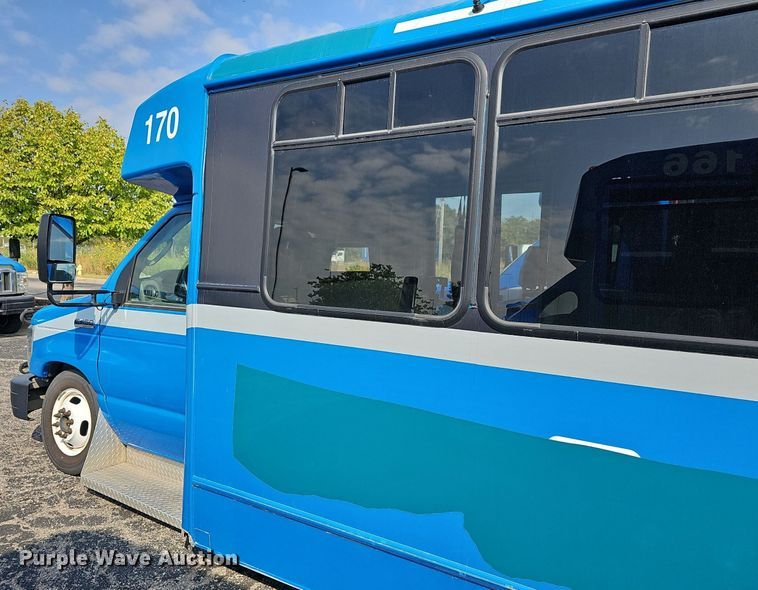 image for item DN8746 2015 Ford Champion E450 Super Duty  shuttle bus