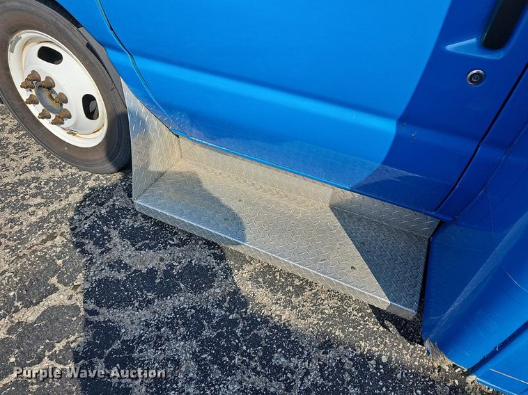 image for item DN8746 2015 Ford Champion E450 Super Duty  shuttle bus