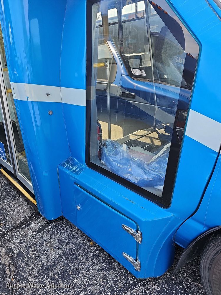 image for item DN8746 2015 Ford Champion E450 Super Duty  shuttle bus