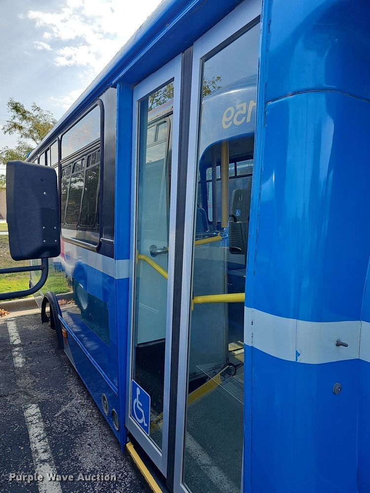 image for item DN8746 2015 Ford Champion E450 Super Duty  shuttle bus